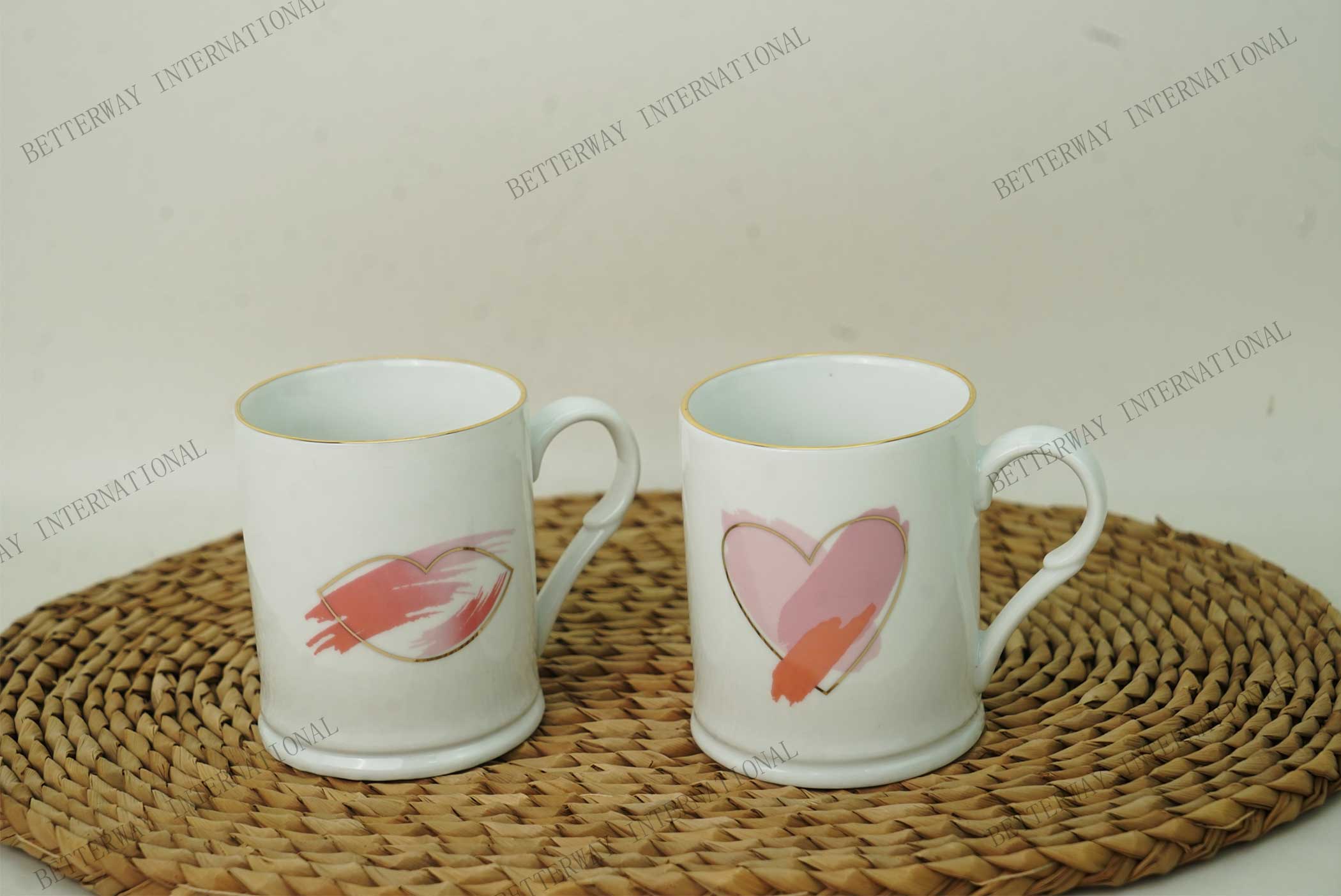 Porcelain mug with pink lip & heart design with gold rim
