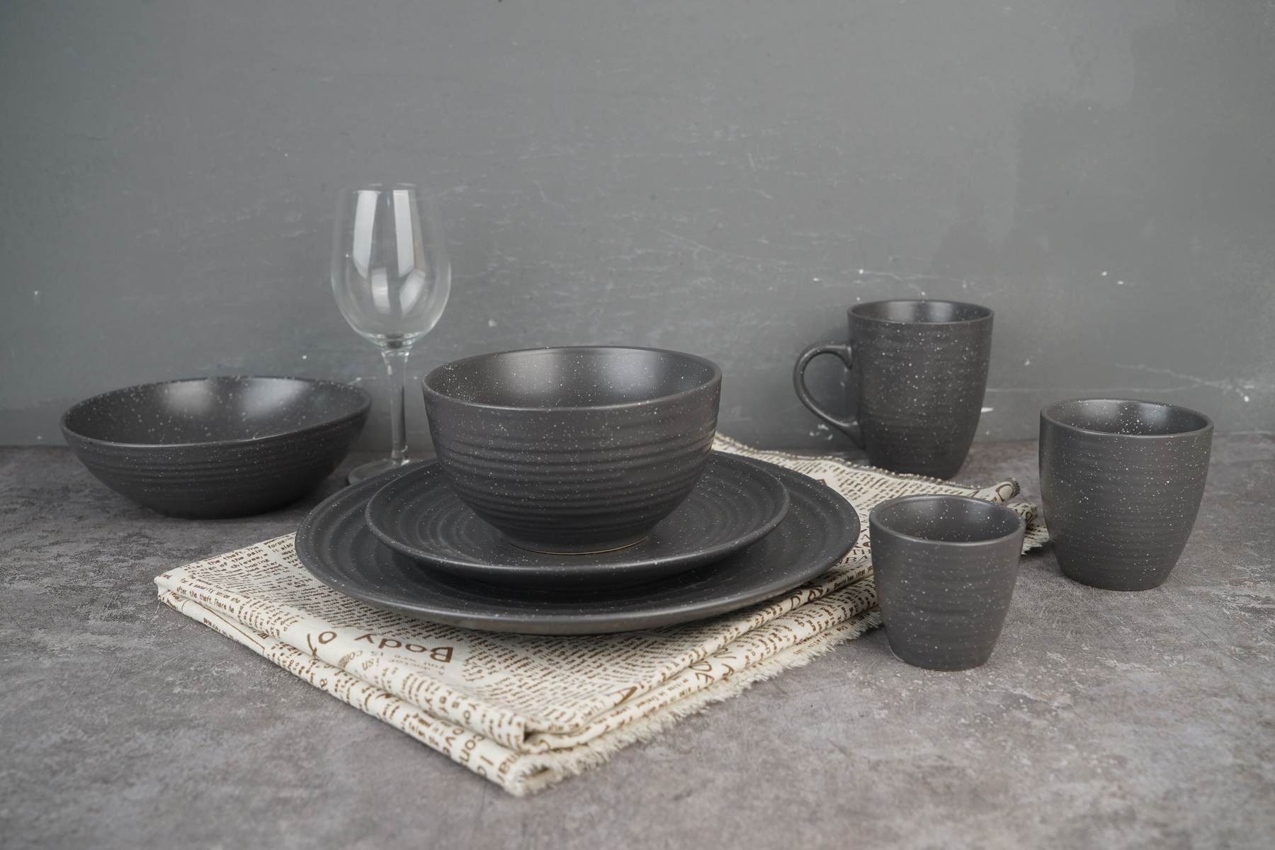 stoneware black color dinnerware set embossed lines with speckle BH823