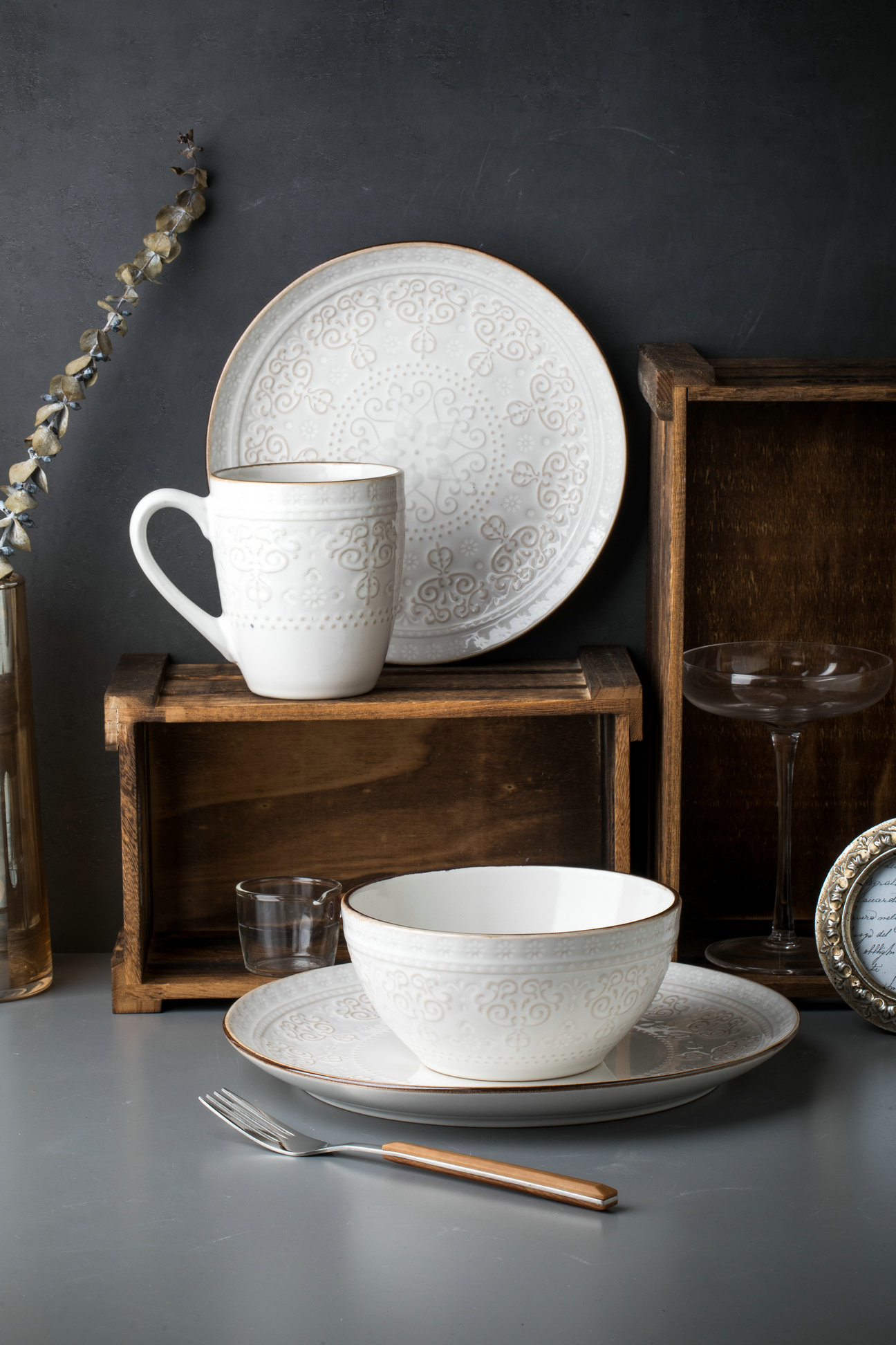 stoneware dinnerware set with embossed pattern QX