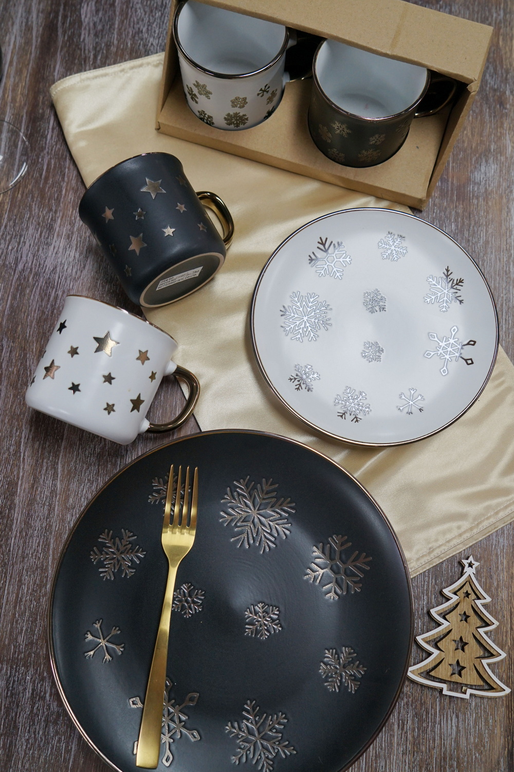 stoneware dinnerware set black color embossed with Christmas desigH BH752