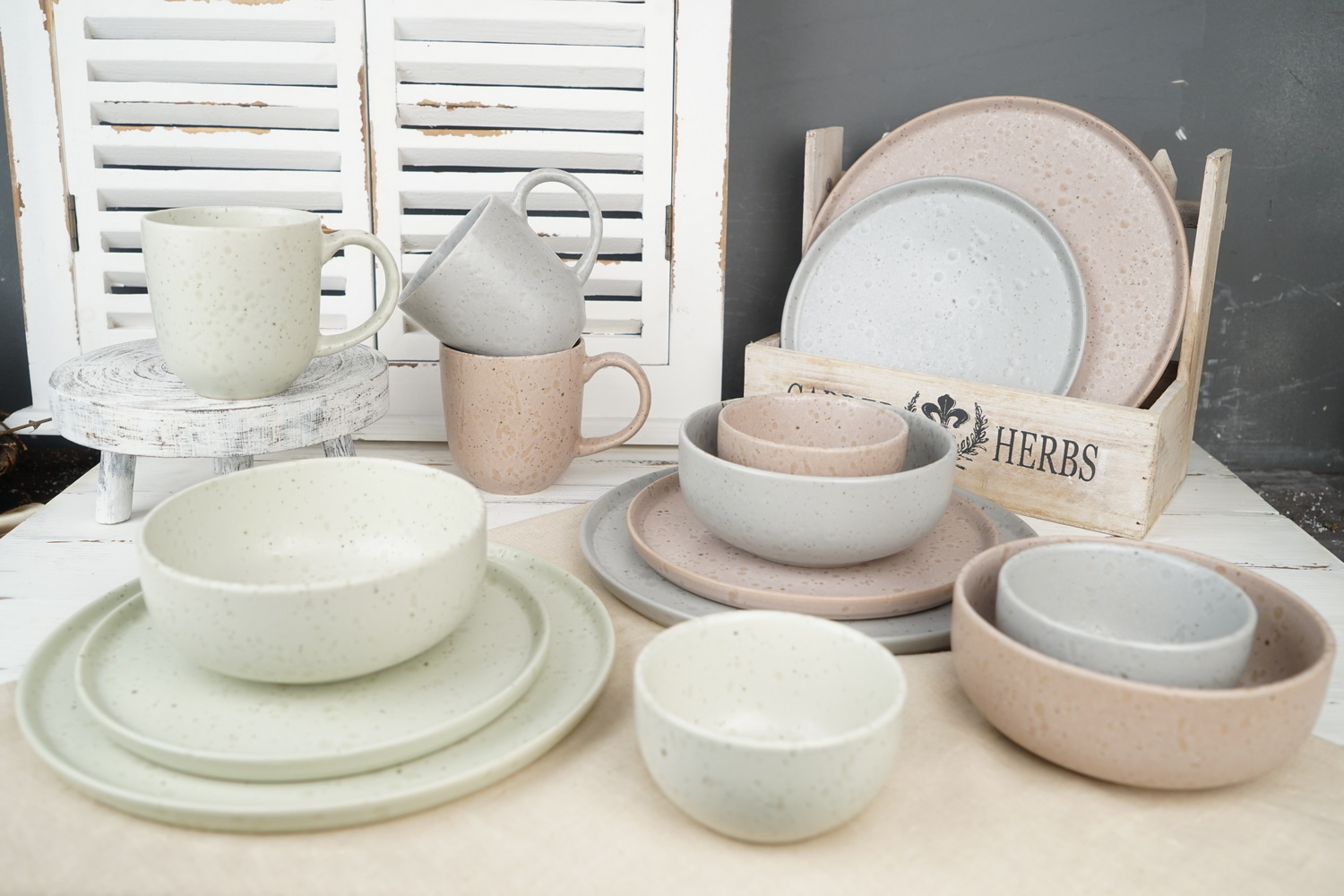 Stoneware dinnerware set with reactive glaze QX705