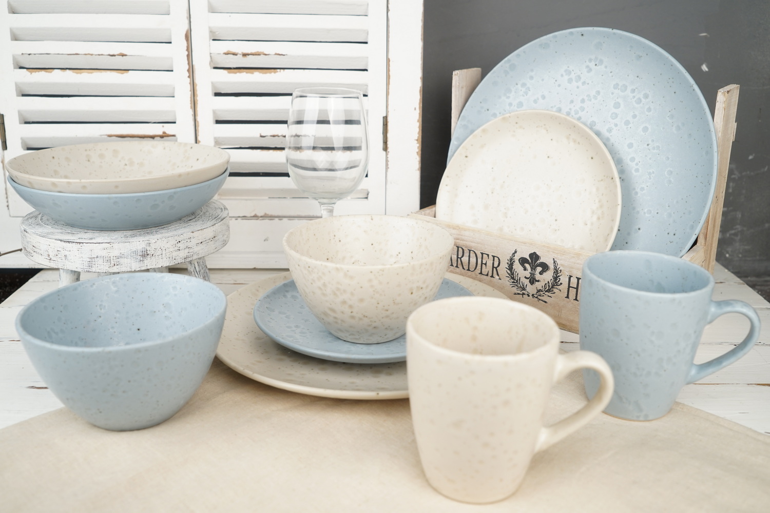 Stoneware dinnerware set with reactive glaze QX705